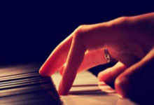 红白香穆巴赢得胜利实现逆袭